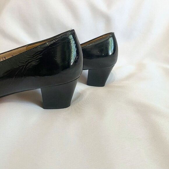 SALVATORE FERRAGAMO BLACK PATENT LEATHER GOLD METALLIC BUCKLE PUMPS - 9A - Picture 8 of 9